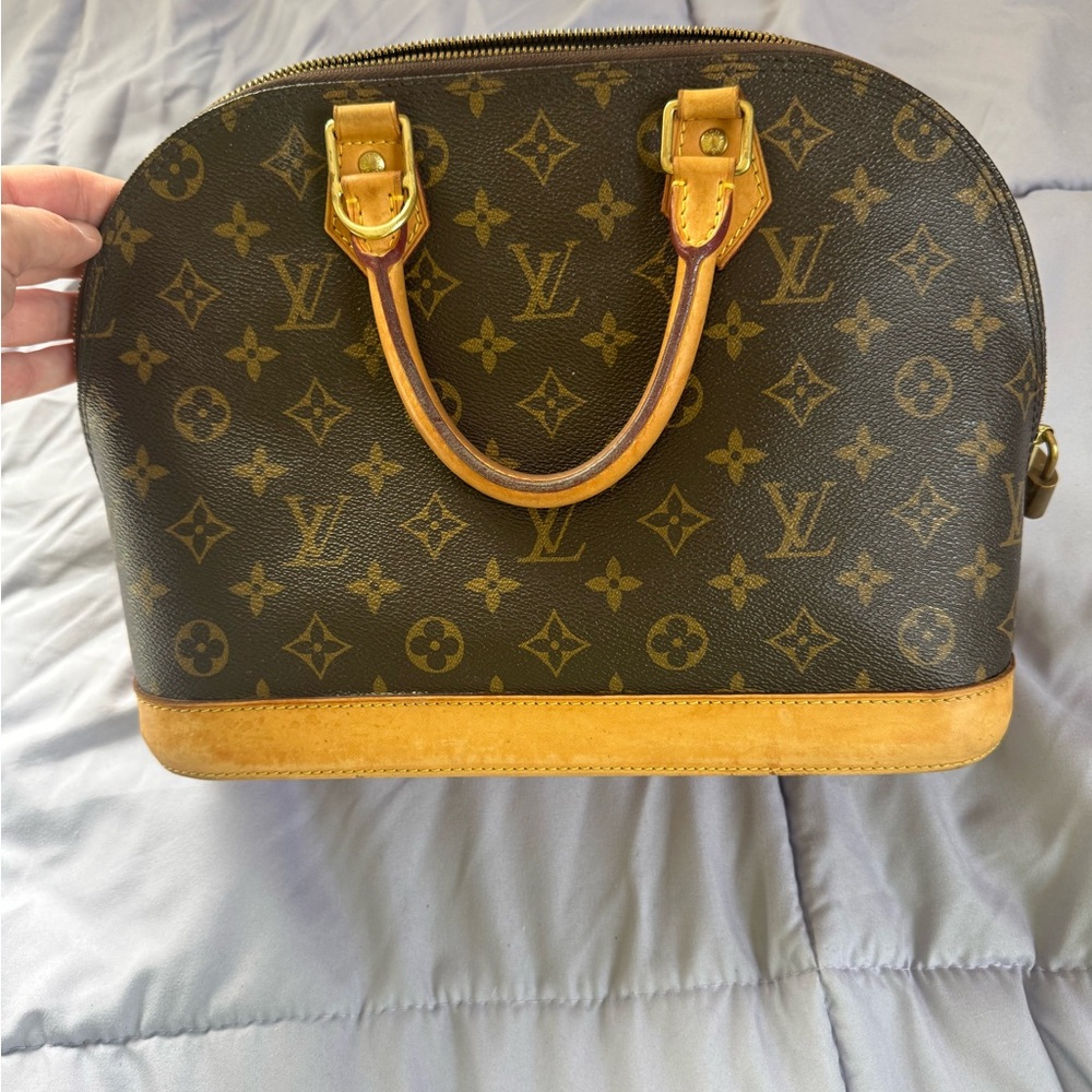 AUTHENTIC Louis Vuitton ALMA MM Monogram Design